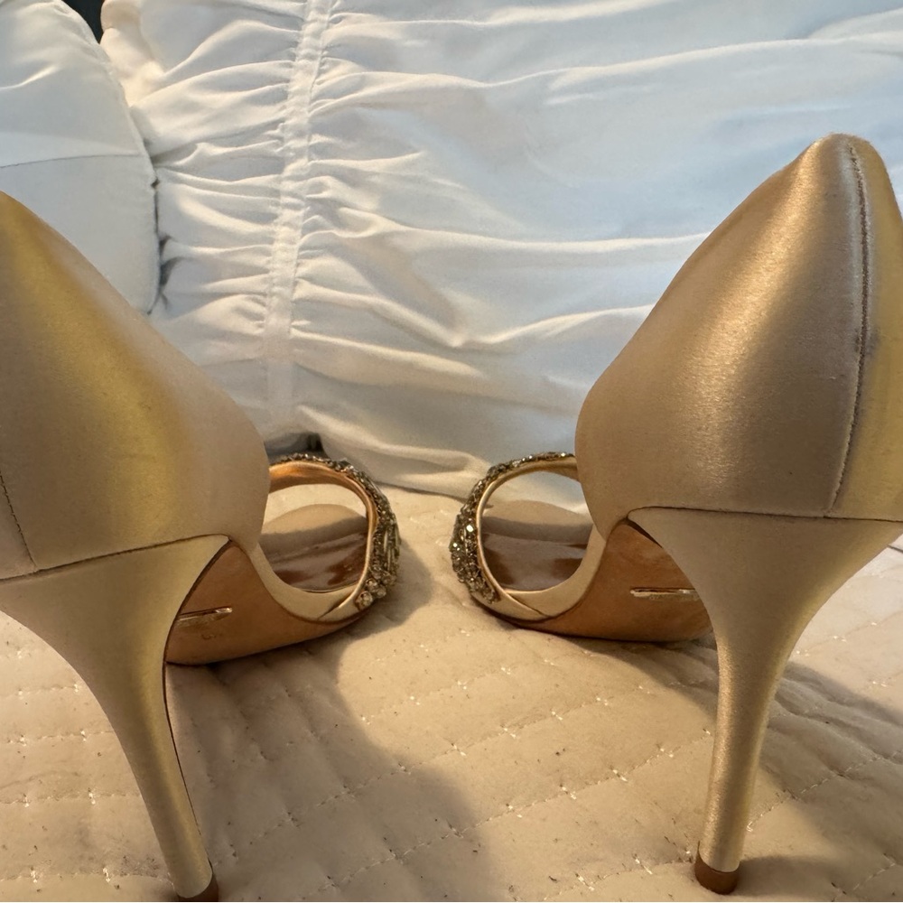 Badgley Mischka Embellished beaded and Rhinestone Size 8.5 Cream Heels - Picture 13 of 15